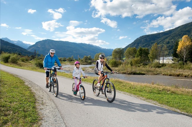 Radtour mit der Familie am Murradweg