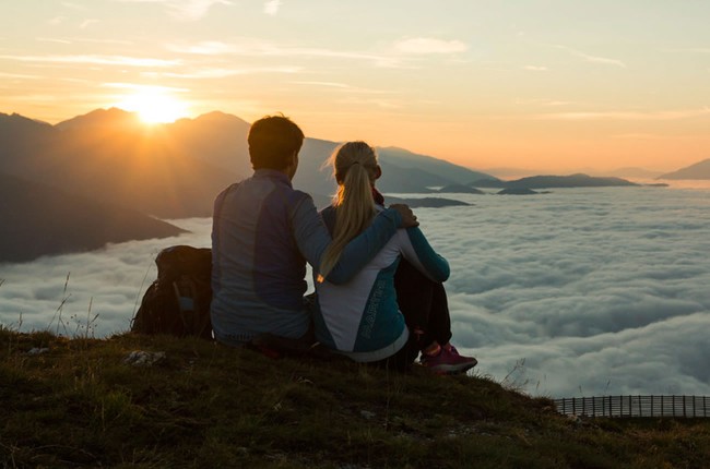 Gipfelglück beim Wandern und Nebenmeer im Tal